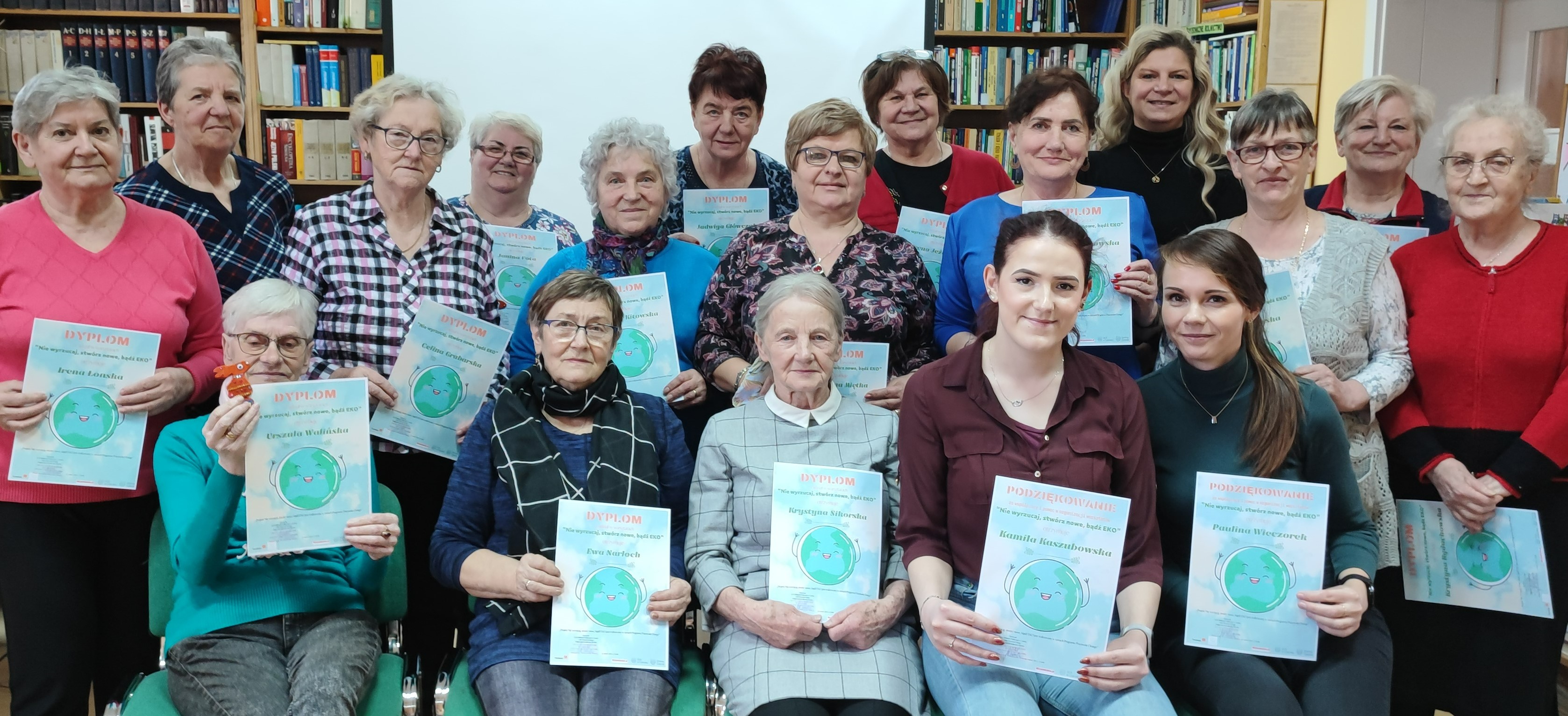 Seniorzy DDS+ w czerskiej bibliotece na warsztatach "Nie wyrzucaj, stwórz nowe, bądź EKO"