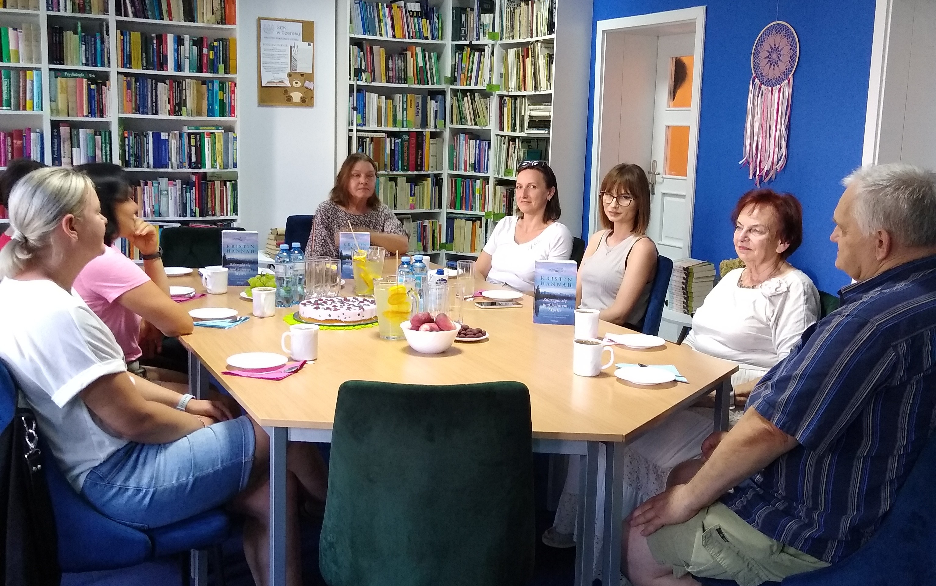 Przedwakacyjne spotkanie Dyskusyjnego Klubu Książki w Bibliotece Publicznej w Czersku